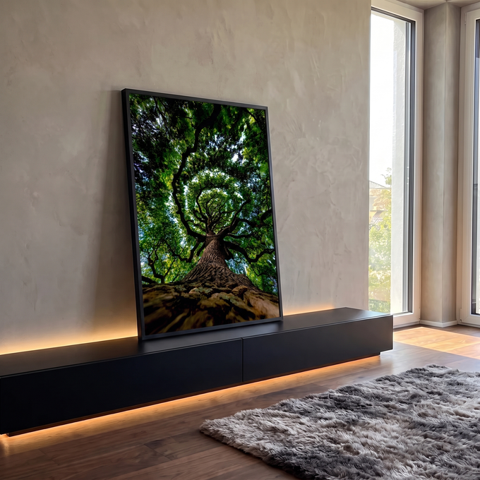 Quadro Decorativo Grande Copa de Árvore Verde para Sala | quadros decorativos para sala | vista de baixo da copa de uma árvore com tronco, galhos escuros e folhas verdes densas | em Quadros para Sala | Porao dos Quadros