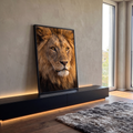 Close do rosto de leão com juba dourada e olhos âmbar em fotografia realista, quadro decorativo