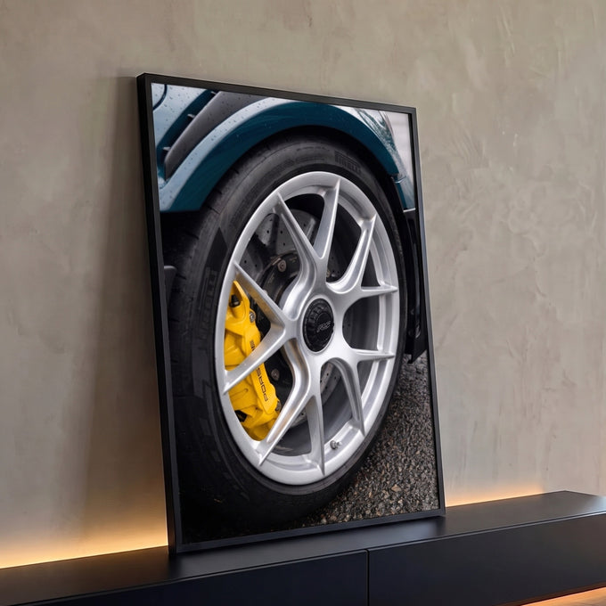 Quadro Decorativo Grande Roda Esportiva para Escritório Azul | quadros decorativos para sala | close de roda esportiva prateada com pinça de freio amarela e pneu preto | Porao dos Quadros