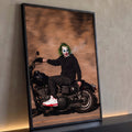 Coringa de cabelo verde fumando sobre moto custom preta com fundo desfocado em movimento, quadro decorativo