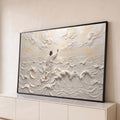 Jesus de manto branco caminhando sobre ondas em relevo branco e bege sob nuvens, quadro decorativo