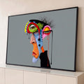 Rosto surreal em perfil com costuras, vários olhos, cores vivas e tinta escorrendo, fundo cinza, quadro decorativo