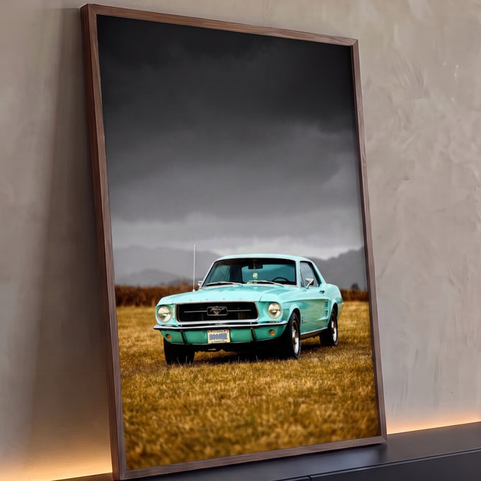 Mustang clássico verde água em campo de grama dourada sob céu cinza de tempestade, quadro decorativo