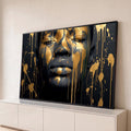 Quadro Decorativo Grande Rosto com Tinta para Sala Preto | quadros decorativos para sala | rosto com olhos fechados coberto de tinta dourada escorrendo sobre fundo preto | Porao dos Quadros