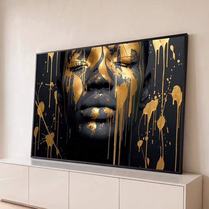 Quadro Decorativo Grande Rosto com Tinta para Sala Preto | quadros decorativos para sala | rosto com olhos fechados coberto de tinta dourada escorrendo sobre fundo preto | Porao dos Quadros