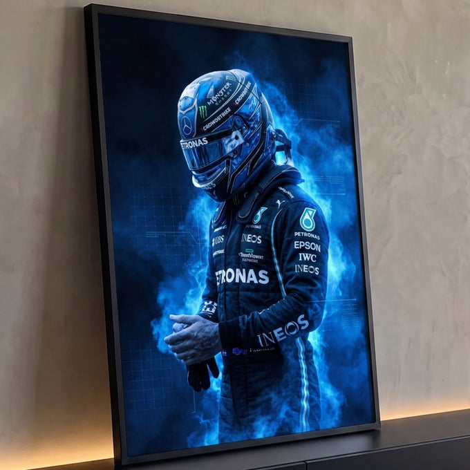 Piloto de Fórmula 1 de capacete e macacão escuro, envolto em fumaça azul neon, quadro decorativo