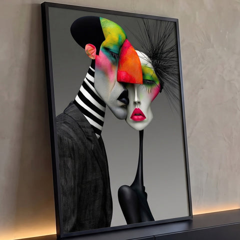 Casal surreal com rostos em cores vibrantes, terno preto e fundo cinza, quadro decorativo