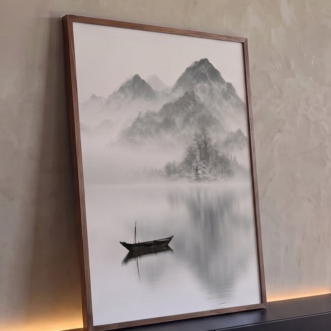 Paisagem oriental com montanhas nevadas, névoa, pagode e barco refletido no lago, quadro decorativo