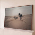 Cavalo negro galopando ao lado de carro esportivo levantando areia nas dunas do deserto, quadro decorativo