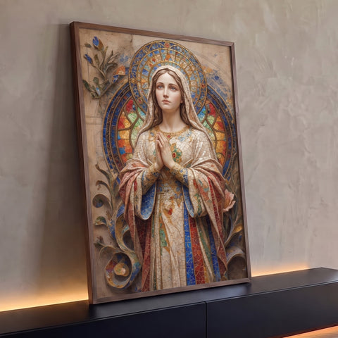 Quadro Decorativo Grande Nossa Senhora Dourado para Sala | quadros decorativos para sala | Nossa Senhora em prece com manto em mosaico dourado e halo de vitral colorido | Porao dos Quadros