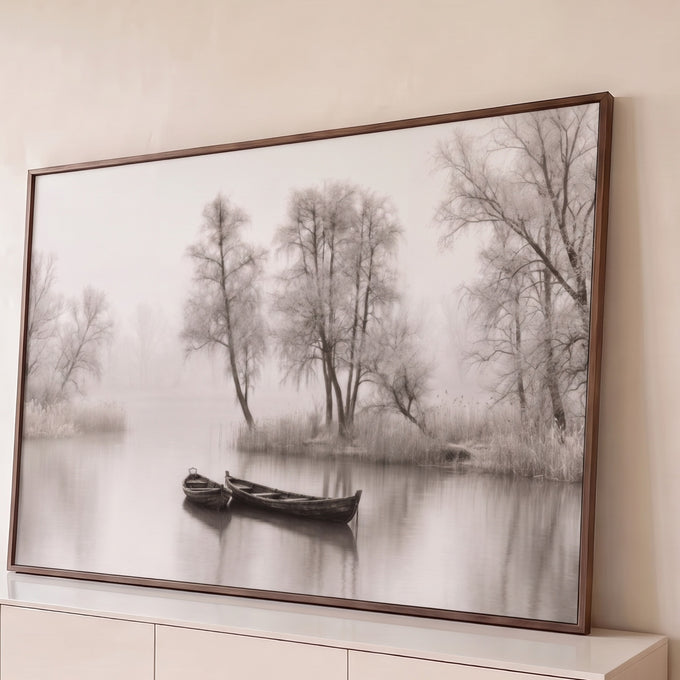 Dois barcos de madeira em lago calmo com névoa e árvores cobertas de geada em tons sépia, quadro decorativo