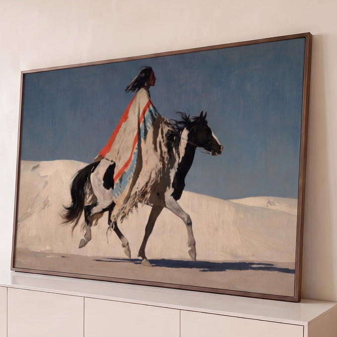 Quadro Decorativo Grande Guerreiro Indígena para Sala Azul | quadros decorativos para sala | guerreiro indígena de perfil montado em cavalo preto e branco sob céu azul | Porao dos Quadros