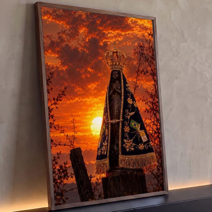 Quadro Decorativo Grande Nossa Senhora Céu para Sala Laranja | quadros decorativos para sala | estátua de Nossa Senhora com manto azul dourado contra céu alaranjado de pôr do sol | Porao dos Quadros