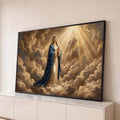 Nossa Senhora em oração com manto azul estrelado sobre nuvens douradas e raios de luz, quadro decorativo