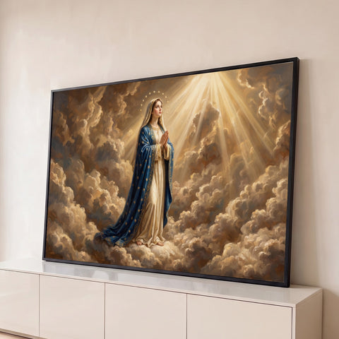 Nossa Senhora em oração com manto azul estrelado sobre nuvens douradas e raios de luz, quadro decorativo