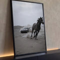 Cavalo cinza galopando na areia com Porsche esportivo levantando poeira no deserto, quadro decorativo