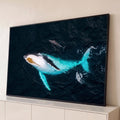 Quadro Decorativo Grande Baleia Jubarte para Sala Azul | quadros decorativos para sala | baleia jubarte vista de cima com reflexo turquesa nadando ao lado de um golfinho | Porao dos Quadros