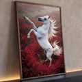 Cavalo branco empinado com crina ao vento em campo de papoulas vermelhas, quadro decorativo