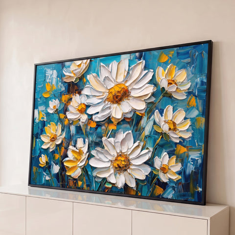 Margaridas brancas com miolo amarelo pintadas a óleo em impasto sobre fundo azul turquesa, quadro decorativo