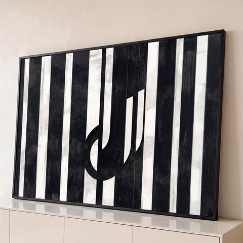 Abstrato com listras verticais pretas e brancas, textura desgastada e símbolo curvo central, quadro decorativo