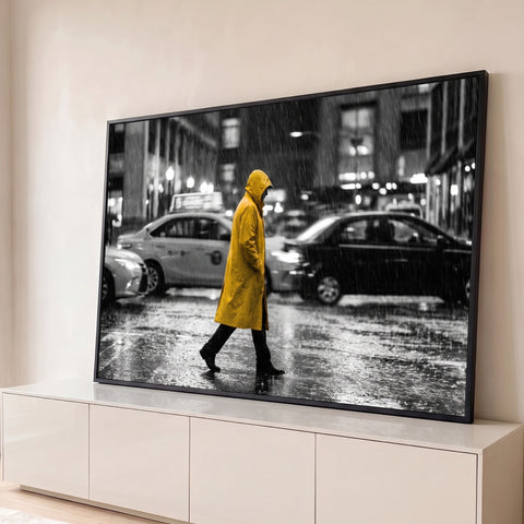 Pessoa de capa amarela atravessando rua chuvosa com táxis em cena preto e branco, quadro decorativo
