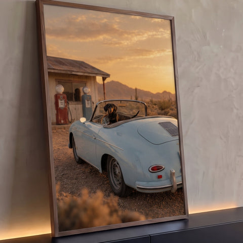 Porsche 356 azul claro com cachorro salsicha em posto antigo no pôr do sol do deserto, quadro decorativo