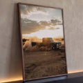 Pickup antiga preta derrapando e levantando poeira em estrada de terra ao pôr do sol, quadro decorativo