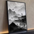 Montanhas em camadas com névoa em preto e branco e árvores solitárias estilo nanquim, quadro decorativo