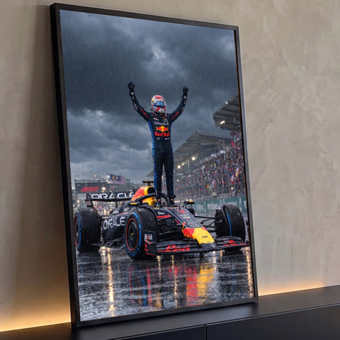 Quadro Decorativo Grande Piloto de Comemorando para Sala | quadros decorativos para sala | piloto comemorando em pé sobre carro de debaixo de chuva forte | Porao dos Quadros