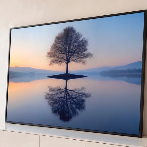 Árvore sem folhas em pequena ilha refletida em lago calmo ao amanhecer, céu azul e laranja, quadro decorativo