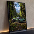 Carro esportivo verde e pantera negra em floresta com montanhas ao fundo, quadro decorativo