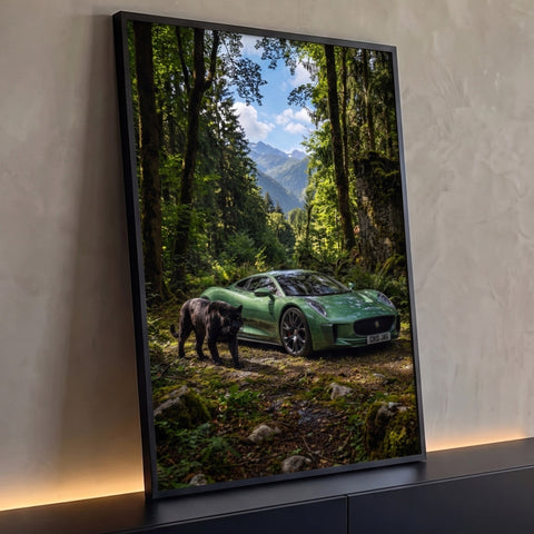 Carro esportivo verde e pantera negra em floresta com montanhas ao fundo, quadro decorativo