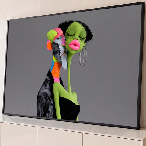 Mulher verde de lábios rosa beijada por homem patchwork neon em fundo cinza, quadro decorativo
