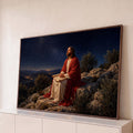 Jesus de manto vermelho sentado em rochas com pergaminho olhando o céu estrelado, quadro decorativo