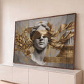 Busto grego de mármore com venda dourada, folhas de louro e coluna clássica em fundo cinza, quadro decorativo