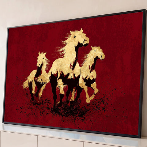 Três cavalos dourados galopando com crinas ao vento sobre fundo vermelho texturizado, quadro decorativo
