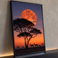 Lua laranja gigante atrás de acácia com antílopes e pássaros na savana ao entardecer, quadro decorativo