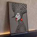 Quadro Decorativo Grande Retrato Feminino para Sala Preto | quadros decorativos para sala | retrato de perfil com chapéu de tricô xadrez preto e branco e brincos vermelhos | Porao dos Quadros