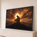 Jesus ajoelhado abraçando um cordeiro ao pôr do sol, com três cruzes ao fundo, quadro decorativo