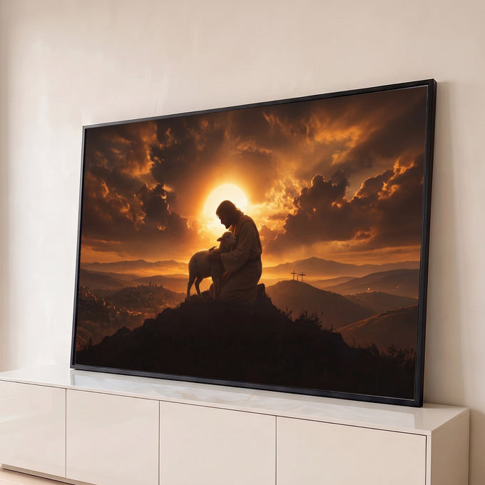 Jesus ajoelhado abraçando um cordeiro ao pôr do sol, com três cruzes ao fundo, quadro decorativo