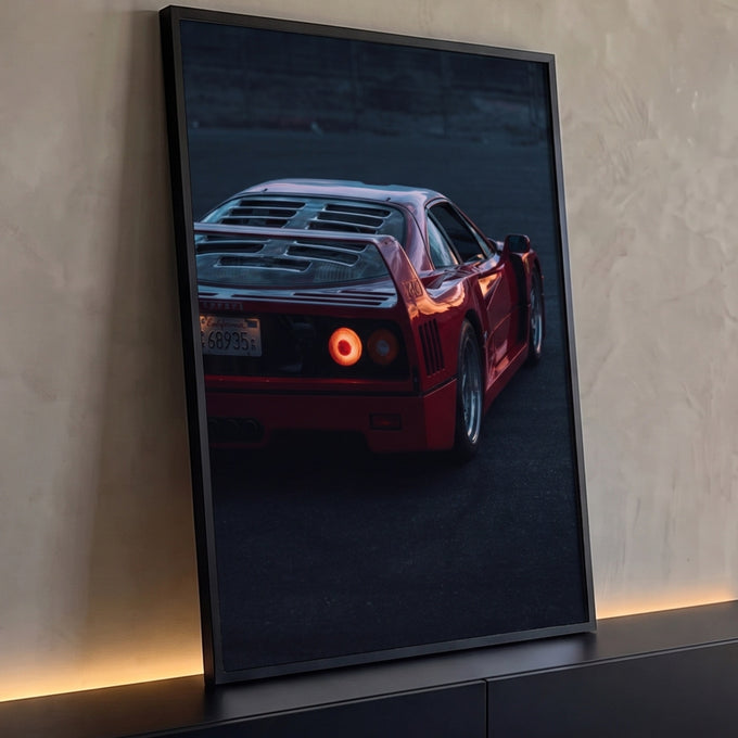 Supercarro vermelho visto de trás com lanternas acesas em asfalto escuro ao anoitecer, quadro decorativo