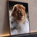 Leão de juba dourada e olhar âmbar envolto em fumaça branca sobre fundo preto, quadro decorativo