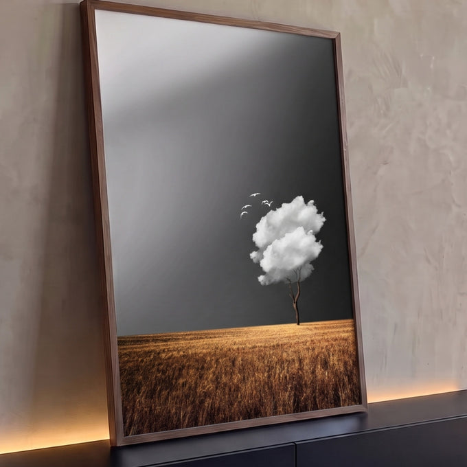 Árvore solitária com copa de nuvem, pássaros brancos, céu cinza e campo de trigo dourado, quadro decorativo