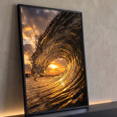 Onda do mar em tubo com sol poente dourado visto por dentro, fotografia de praia, quadro decorativo