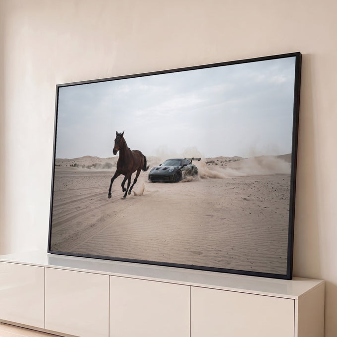 Quadro Decorativo Grande Cavalo Galopando para Sala Bege | quadros decorativos para sala | cavalo marrom galopando em deserto com carro esportivo derrapando ao fundo | Porao dos Quadros