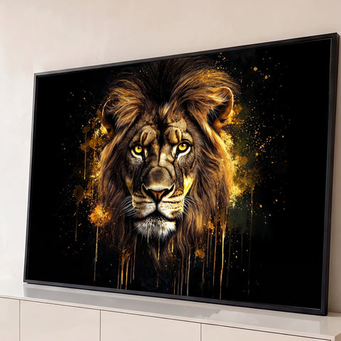 Leão em close com olhos amarelos e tinta dourada escorrendo sobre fundo preto, quadro decorativo