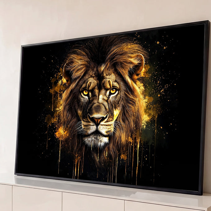 Leão em close com olhos amarelos e tinta dourada escorrendo sobre fundo preto, quadro decorativo