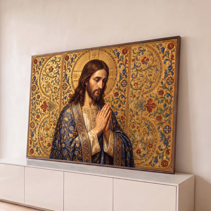 Quadro Decorativo Grande Jesus Halo Dourado para Sala | quadros decorativos para sala | Jesus Cristo em oração com manto azul bordado e halo dourado sobre fundo floral ornamentado | Porao dos Quadros