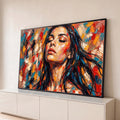 Rosto de mulher de olhos fechados e cabelos pretos em pinceladas coloridas de espátula, quadro decorativo
