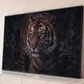 Quadro Decorativo Grande Tigre de Olhos para Sala Laranja | quadros decorativos para sala | tigre olhando fixamente com olhos verdes em fundo de floresta escura | Porao dos Quadros